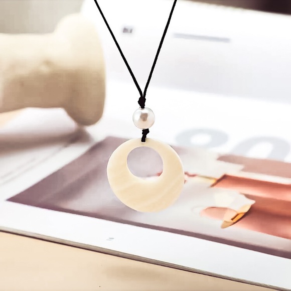 🔵𝟲𝟱%𝗢𝗙𝗙 𝗯𝘂𝗻𝗱𝗹𝗲𝘀 𝟯+🔵 NEW Large Mother of Pearl Medallion Cord Necklace - Picture 5 of 9